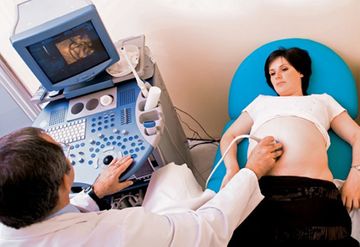 Consulta de Obstetricia y Ginecología mujer embarazada